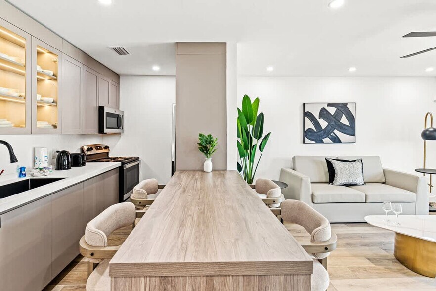 Building Photo - 8115 Thomas Dr