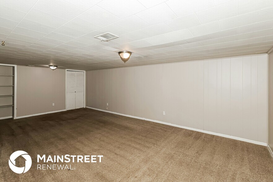 Building Photo - 4904 Paramount Dr