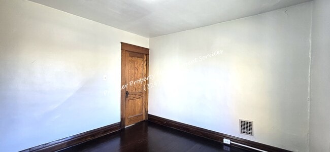 Building Photo - 922 Winslow Ave