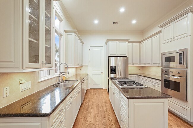 Building Photo - 521 Lovett Blvd