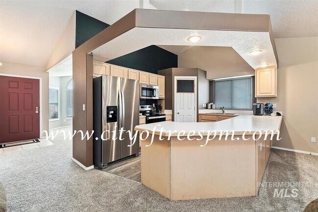 Building Photo - Fantastic 4 bed 2 Bath, 3 Car Garage with ...