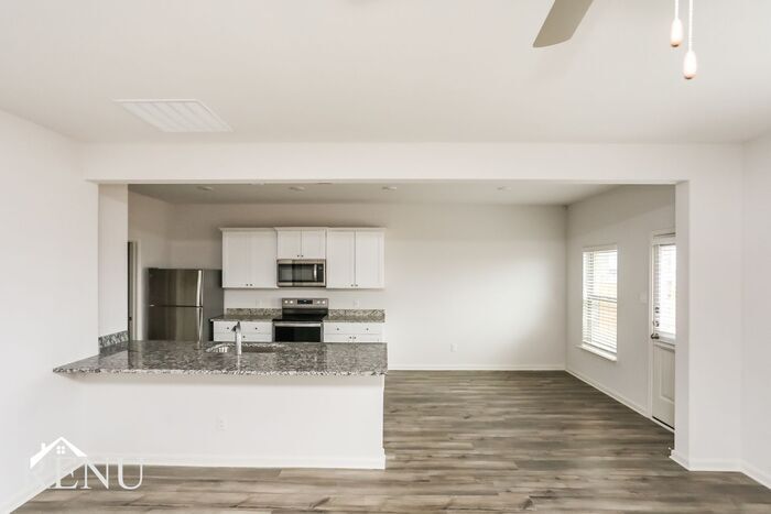 Building Photo - 2016 Hialeah Dr