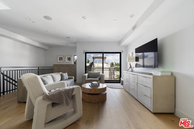 Building Photo - 738 Parkman Ave