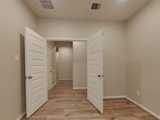 Building Photo - 2311 E WInding Pines