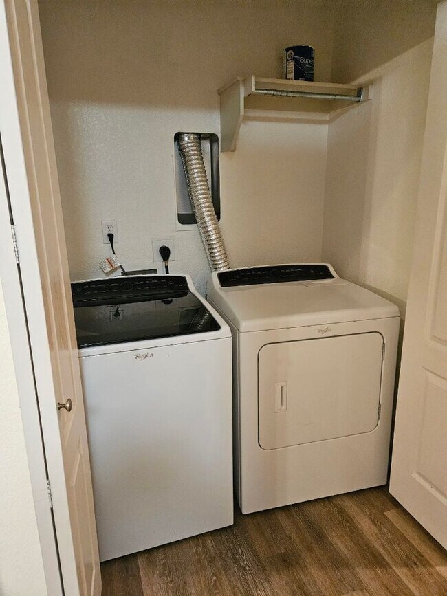 Building Photo - Beautiful 2 Bedroom Condo Avail 9/2
