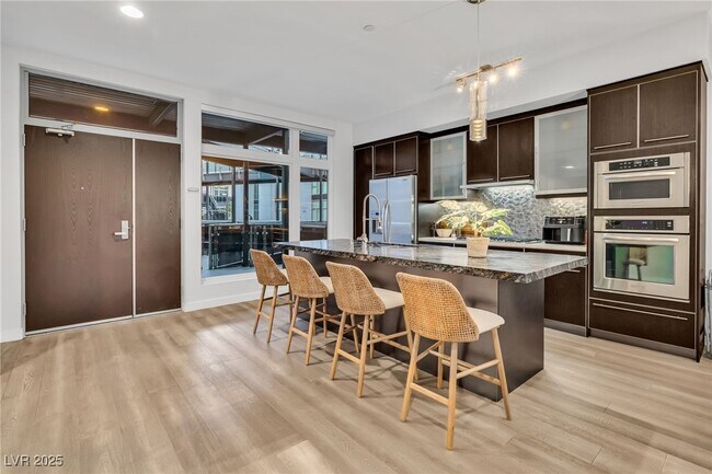 Building Photo - 8925 W Flamingo Rd