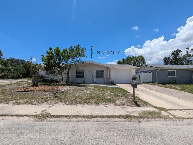 Building Photo - Must See 3/2/1 over 1000sf with tile/lamin...