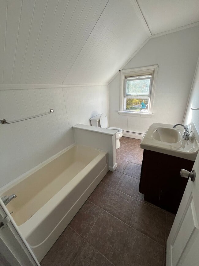 Building Photo - 3 Bedroom, 2 Bathroom Single Family Home i...