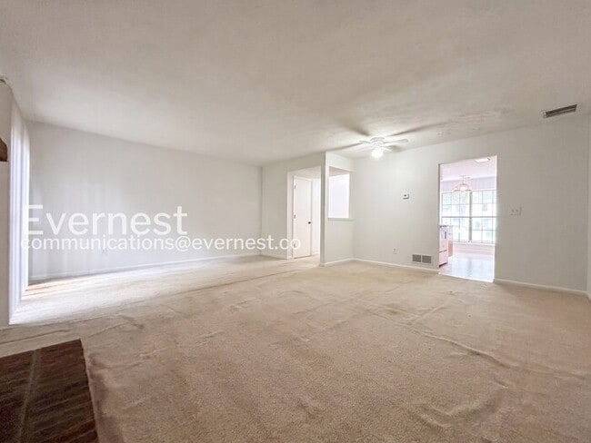 Building Photo - 2 Bed/2.5 Bath Townhome with Fenced Yard / Pet-Friendly / Available Now!