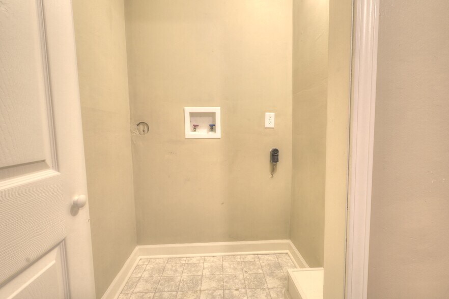 Building Photo - 264 E McLelland Ave