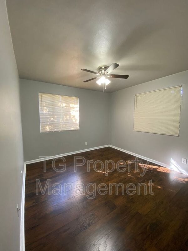 Building Photo - 5205 Hollycrest Dr