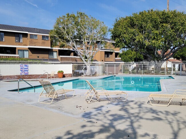 Building Photo - 8550 Lake Knoll Ave