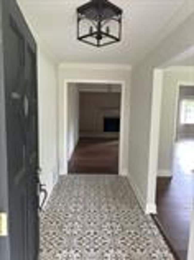 Building Photo - Spacious 3 bed/2 bath rental - Available early June!