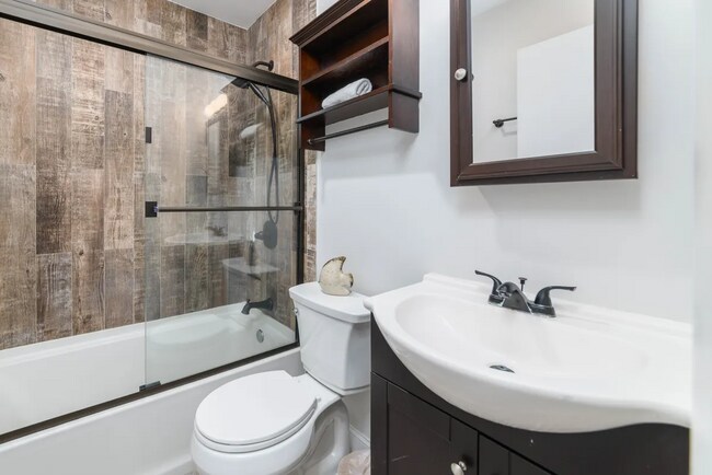 Building Photo - 4 N Forest Beach Dr