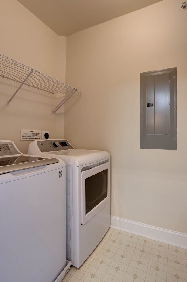 Building Photo - 2BD/2BA Fabulous River Hill Condo