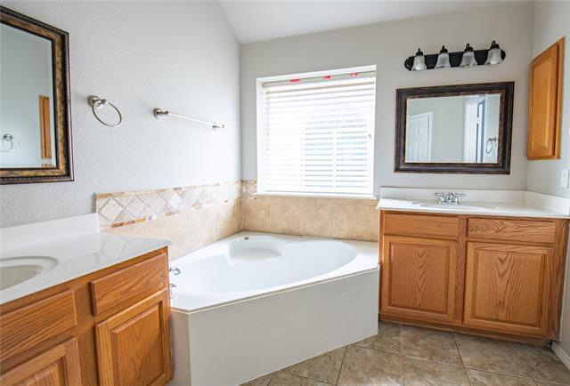 Building Photo - 9400 Stonewood Dr