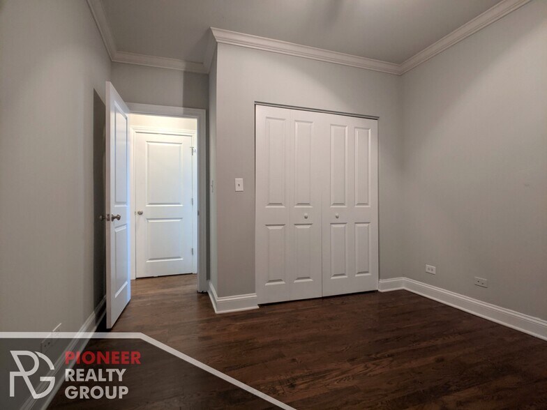 Building Photo - 736 W Addison St