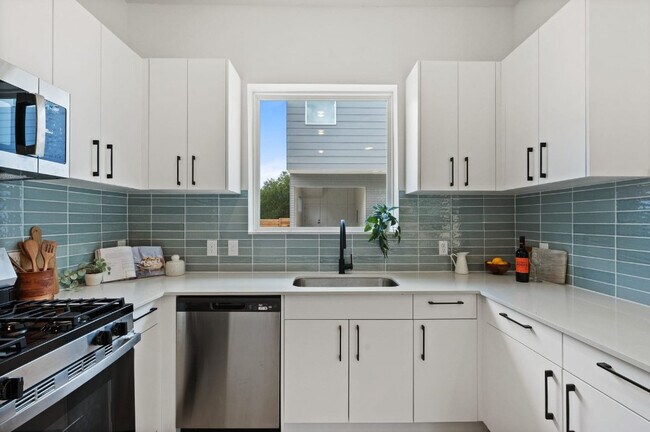 Building Photo - Room in Apartment on N Bluff Dr