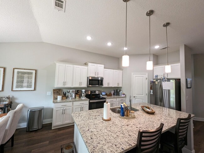 Building Photo - 1609 Ponderosa Dr