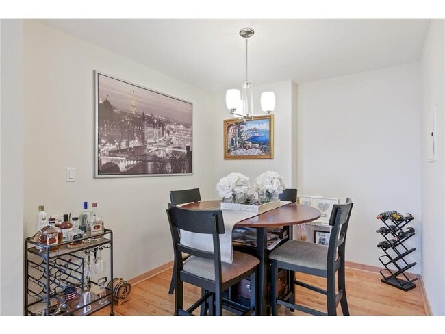 Building Photo - 215 10th Ave S