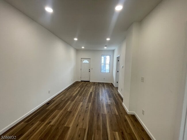 Building Photo - 572 N 9th St