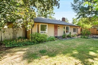 Building Photo - Charming, retro 2-bdrm/2-bath ranch w/ lar...