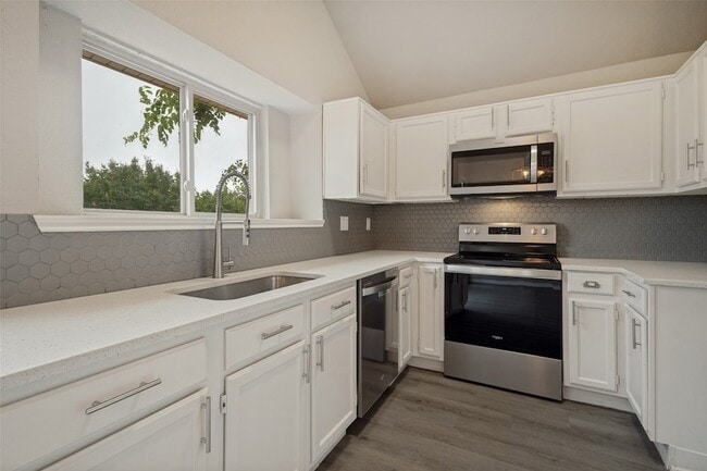 Building Photo - 945 Ramblewood Dr