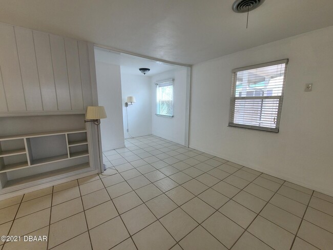 Building Photo - 525 Blake Rd