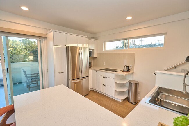 Building Photo - FURNISHED Modern One Bedroom+Loft Coronado! In Unit W/D! AC! Assigned Parking!