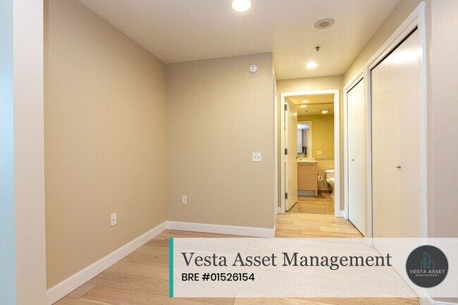 Building Photo - Luxurious High-Rise Living with Iconic San Francisco Views