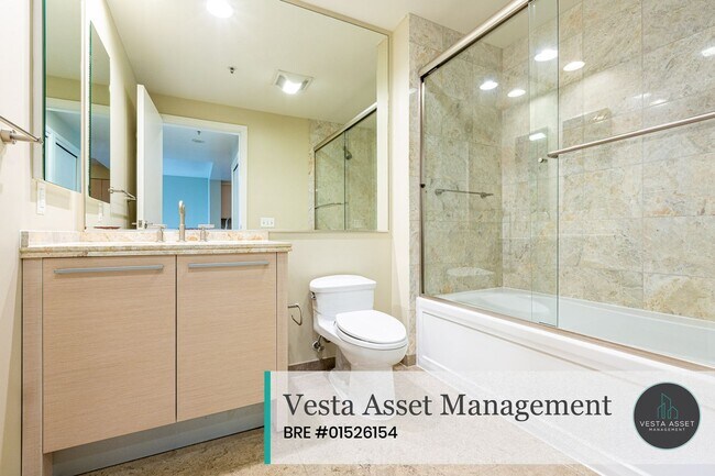 Building Photo - Luxurious High-Rise Living with Iconic San Francisco Views