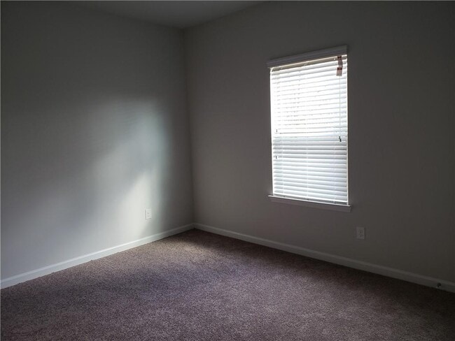 Building Photo - 5655 Mirror Lake Dr