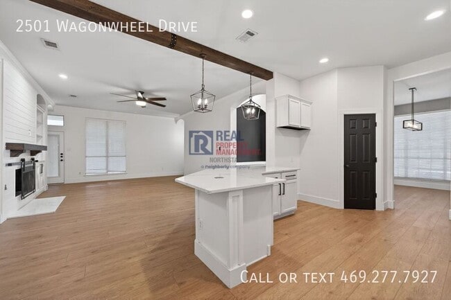 Building Photo - 2501 Wagonwheel Dr