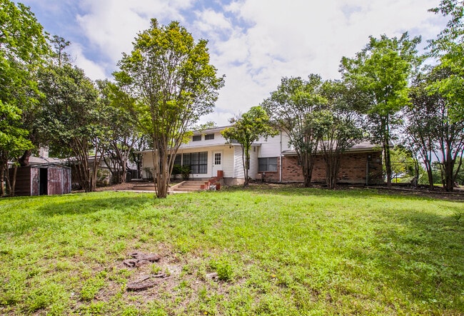 Building Photo - 202 Live Oak Dr