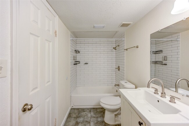 Building Photo - 2120 Wilcrest Dr