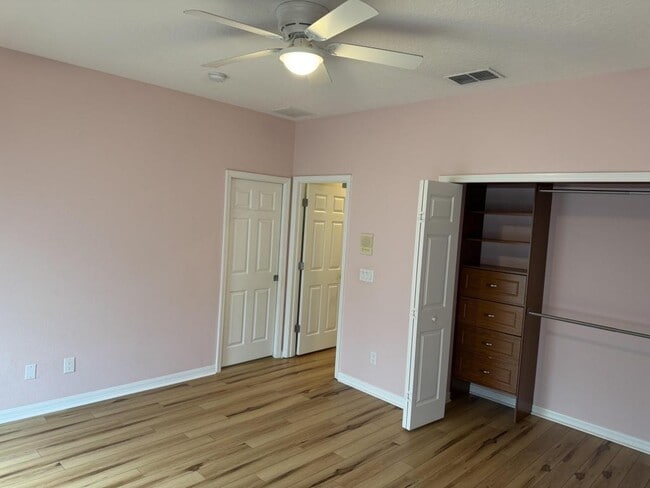 Building Photo - 420 Park Lake Dr