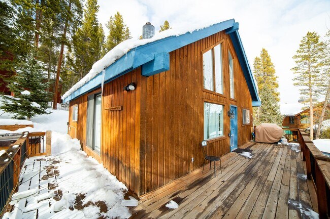 Building Photo - Cabin on Peak 7! 2bed plus loft!  Hot tub!