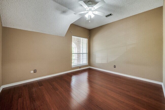 Building Photo - 2704 Crestwood Ln