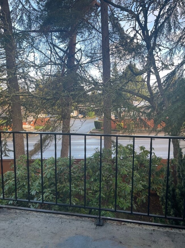 Building Photo - Roomy Lynnwood Townhouse-Style Condo With Upgrades