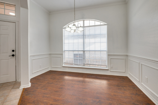 Building Photo - 910 Harwood Ct