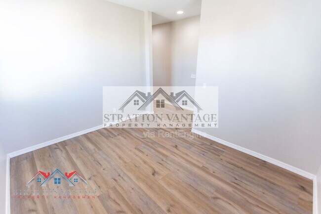 Building Photo - 36005 W San Clemente Ave