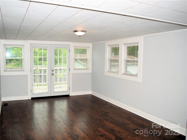 Building Photo - 234 N Eastway Dr