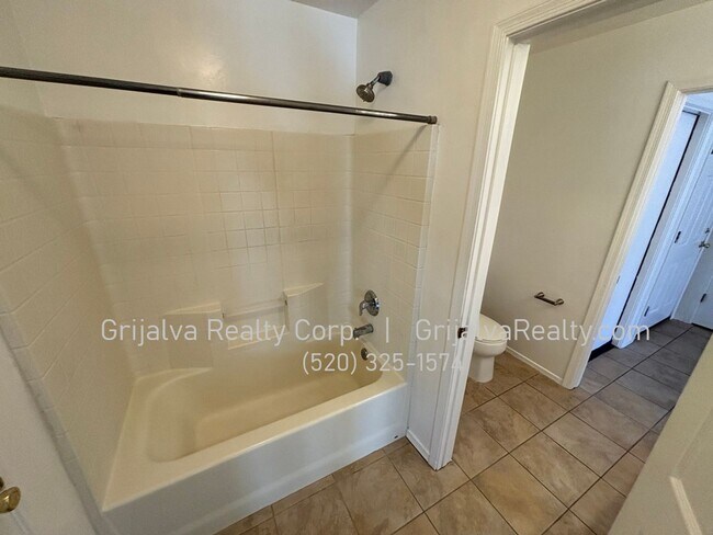 Building Photo - Beautiful 2-story 4-Bedroom, 2 Bath House with Loft for Rent (Green Valley)