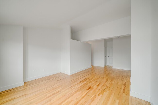 Building Photo - 300 Grand St