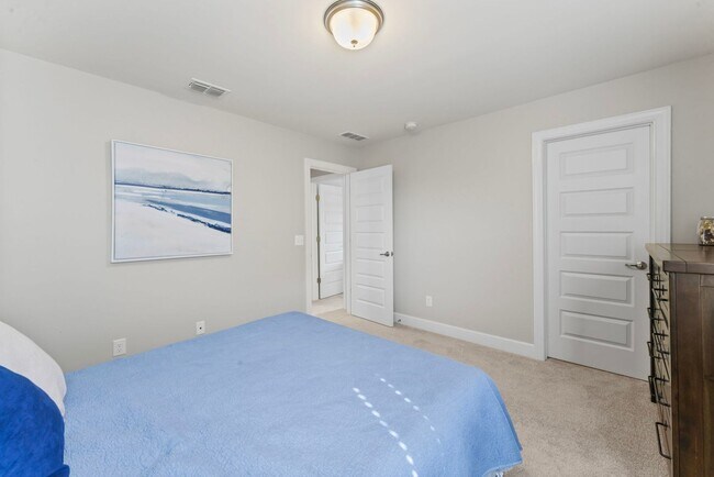 Building Photo - **LIKE-NEW UPGRADED HOME WITH FENCED YARD ...