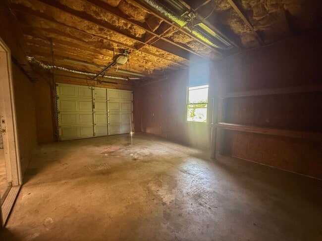 Building Photo - Sunroom, 2-Car Garage & Lawn Care Included | Pet-Friendly Cookeville Home