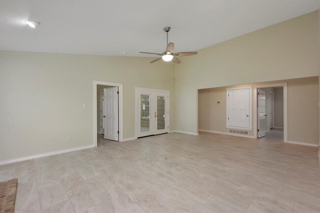 Building Photo - 307 Serenada Dr