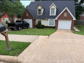 Building Photo - Beautifully updated 3-bedroom, 2.5-bathroom home
