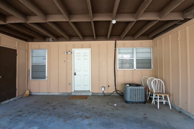 Building Photo - Cozy 1-Bedroom Multiplex Apartment in Coffeyville, KS with Modern Amenities!