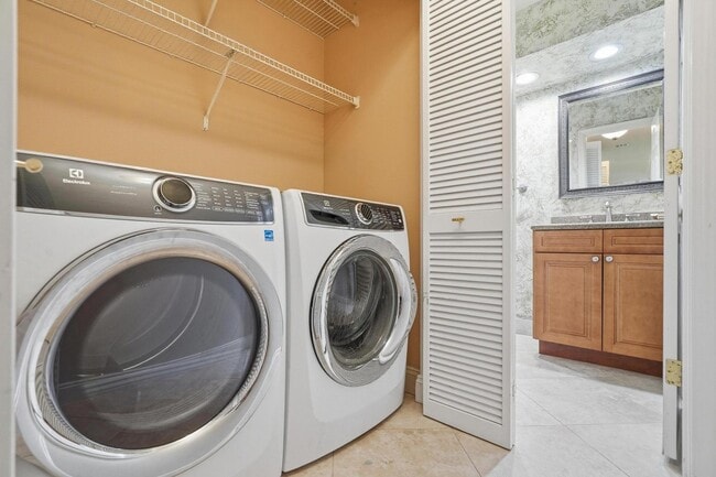 Building Photo - 6075 Glendale Dr